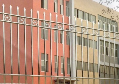 建筑護欄-安平絲網廠家生產沖孔管組裝護欄 三橫梁折彎護欄 加密型欄桿-建筑護欄盡.